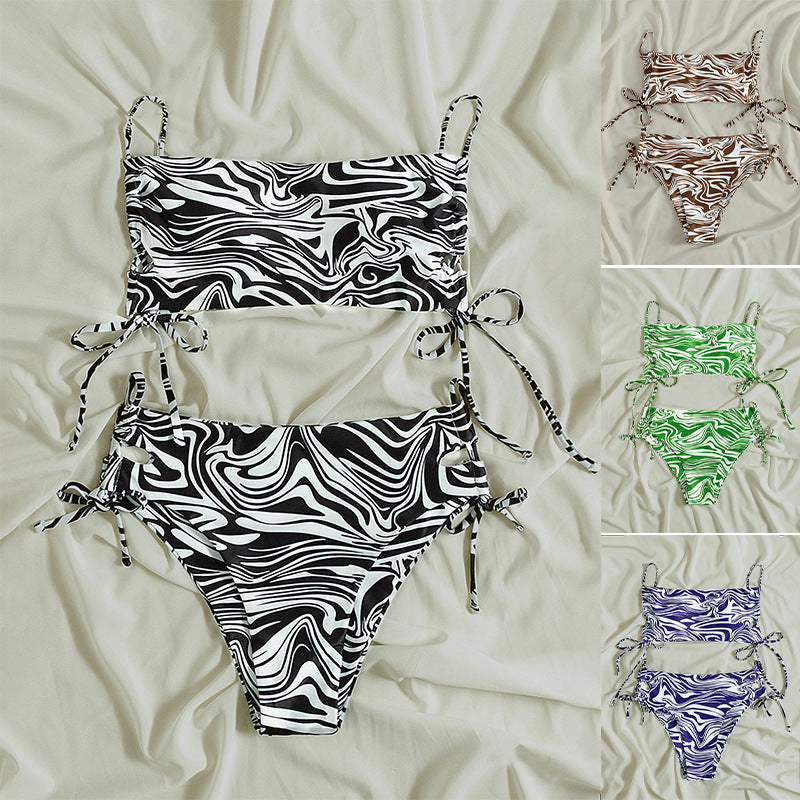 Grön triangelbikini för dam med justerbara band, idealisk för sommarens strandmode. Elastiska badkläder.