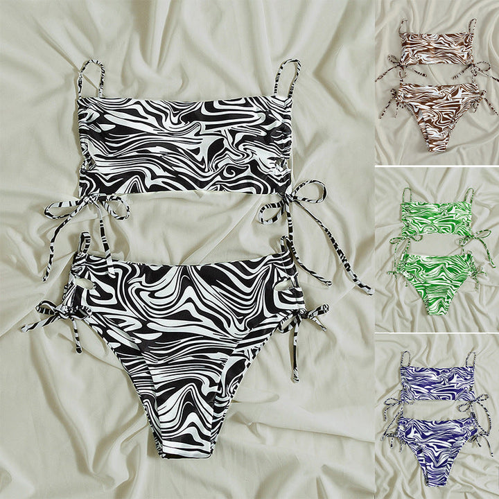 Grön triangelbikini för dam med justerbara band, idealisk för sommarens strandmode. Elastiska badkläder.