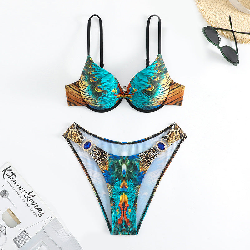 Grönt triangelbikini-set för dam med justerbara band och elegant smyckesdetalj, perfekt för strand.