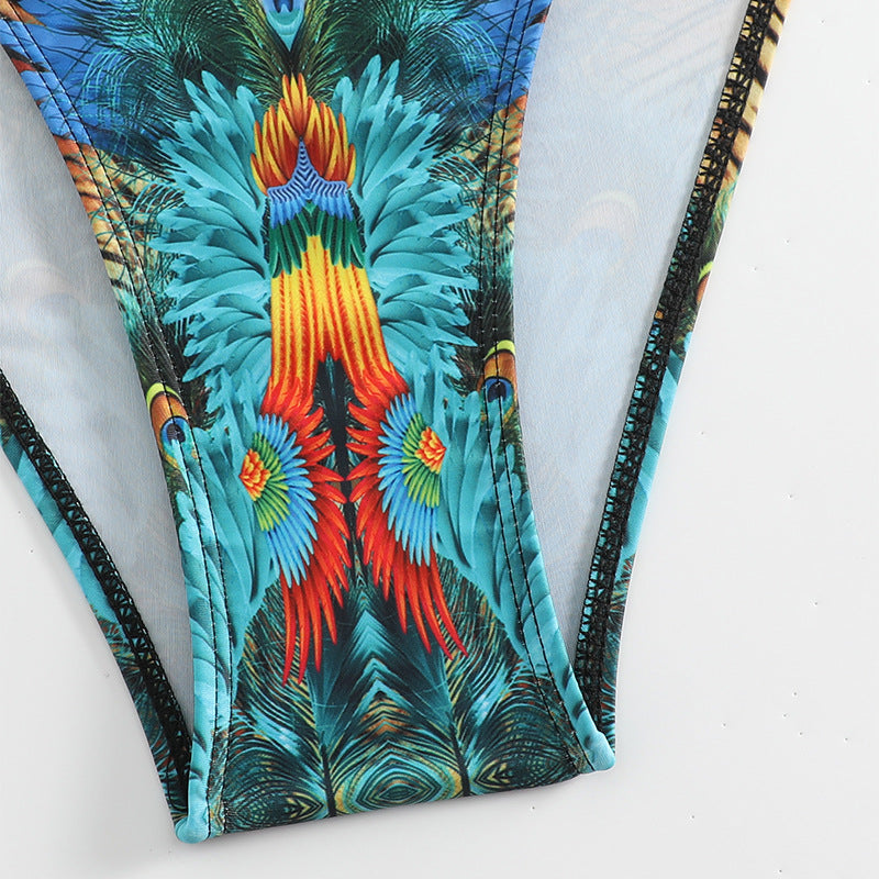 Kvinnligt grönt triangel bikini-set med smycken, idealiskt för sommarstil, strandmode och poolkläder.