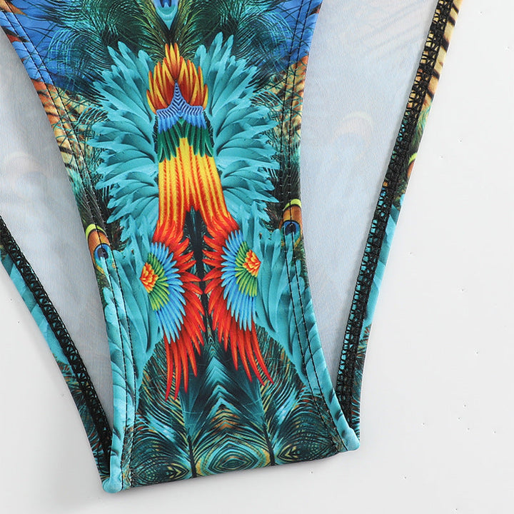 Kvinnligt grönt triangel bikini-set med smycken, idealiskt för sommarstil, strandmode och poolkläder.