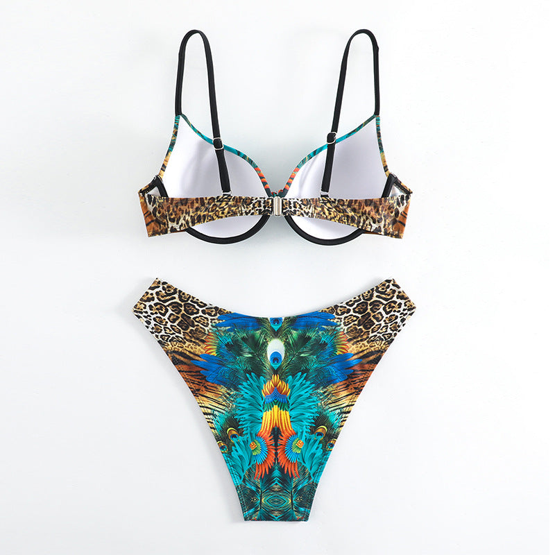 Närbild på grönt triangelbikini-set med glänsande smyckedetalj och knytbara band, badkläder.