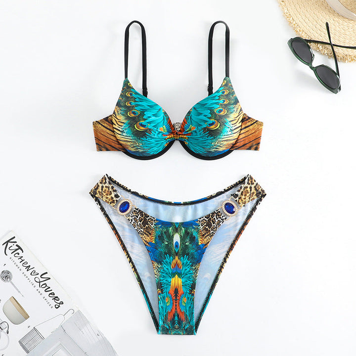 Somrigt badkläderset: Grönt triangelbikini-set med eleganta smycken, för soliga dagar vid poolen.
