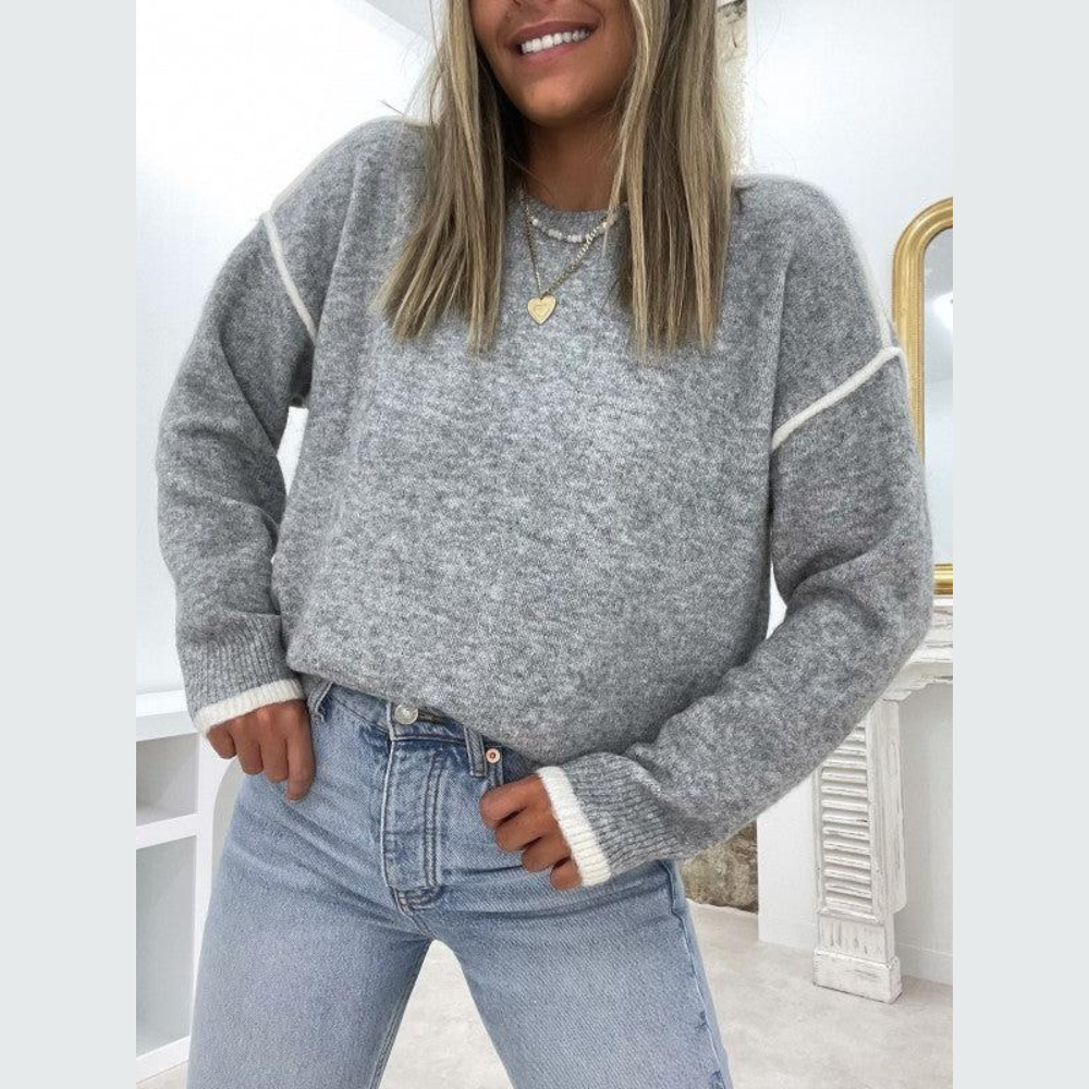 Grå, stickad damtröja med rund halsringning, perfekt för höst och vinter. Bekväm och tidlös pullover.