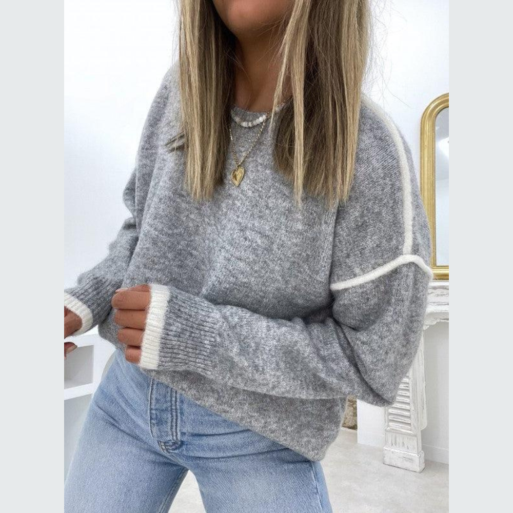 Stilren grå damtröja med rund hals, en mångsidig höstmode pullover. Bekväm och elegant för alla tillfällen.