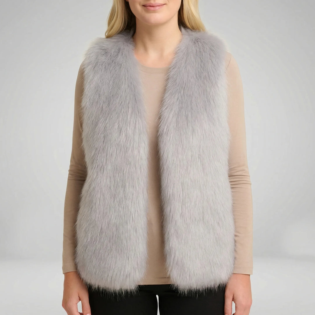 Elegant beige ärmlös fuskpälsväst, idealisk för lager på lager under hösten. Mjuk, mysig damväst.