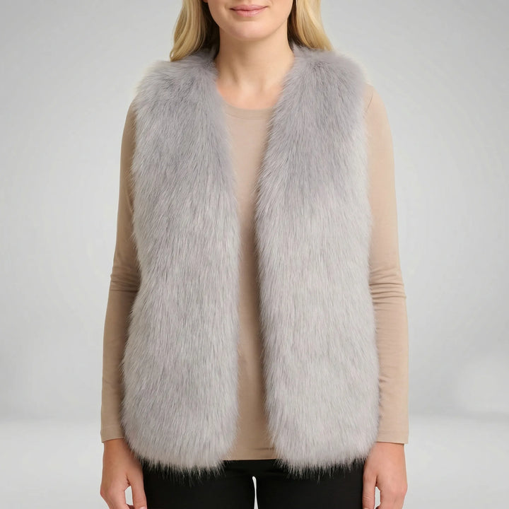 Elegant beige ärmlös fuskpälsväst, idealisk för lager på lager under hösten. Mjuk, mysig damväst.