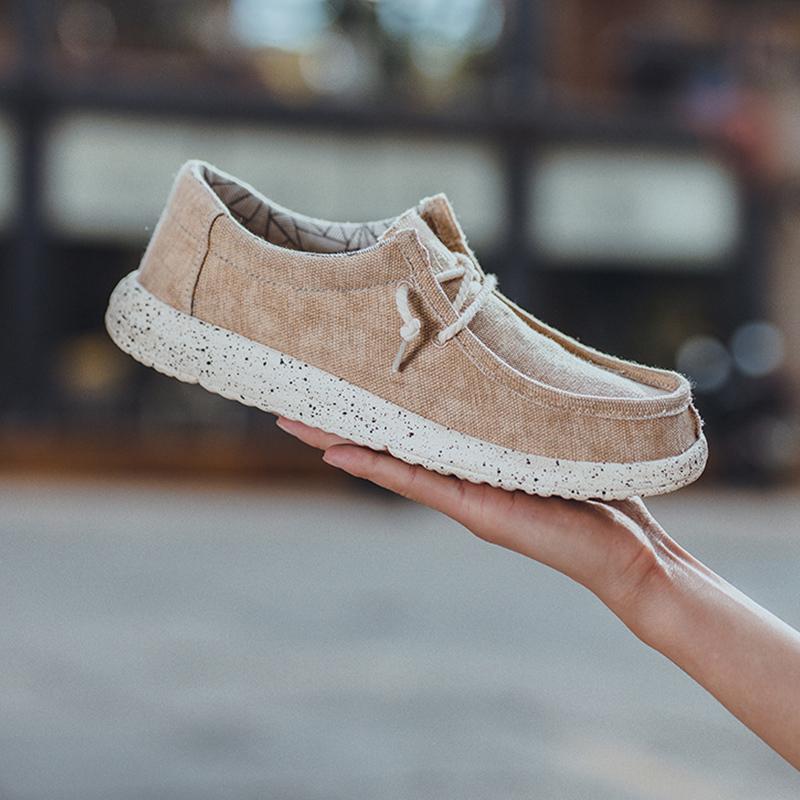 Herr canvas skor i grått med slip-on design, bekväm passform och maskintvättbara. Perfekta för vardagligt bruk.