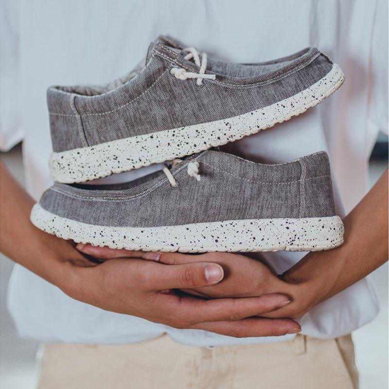 Herr canvas skor i grått med slip-on design, bekväm passform och maskintvättbara. Perfekta för vardagligt bruk.