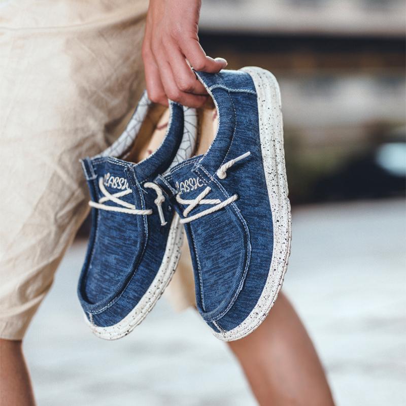 Herr canvas skor i grått med slip-on design, bekväm passform och maskintvättbara. Perfekta för vardagligt bruk.