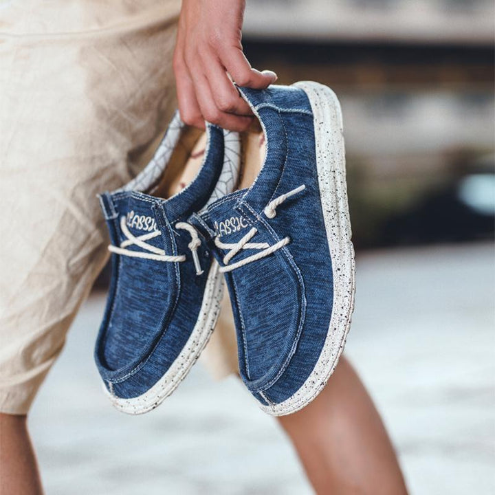 Herr canvas skor i grått med slip-on design, bekväm passform och maskintvättbara. Perfekta för vardagligt bruk.