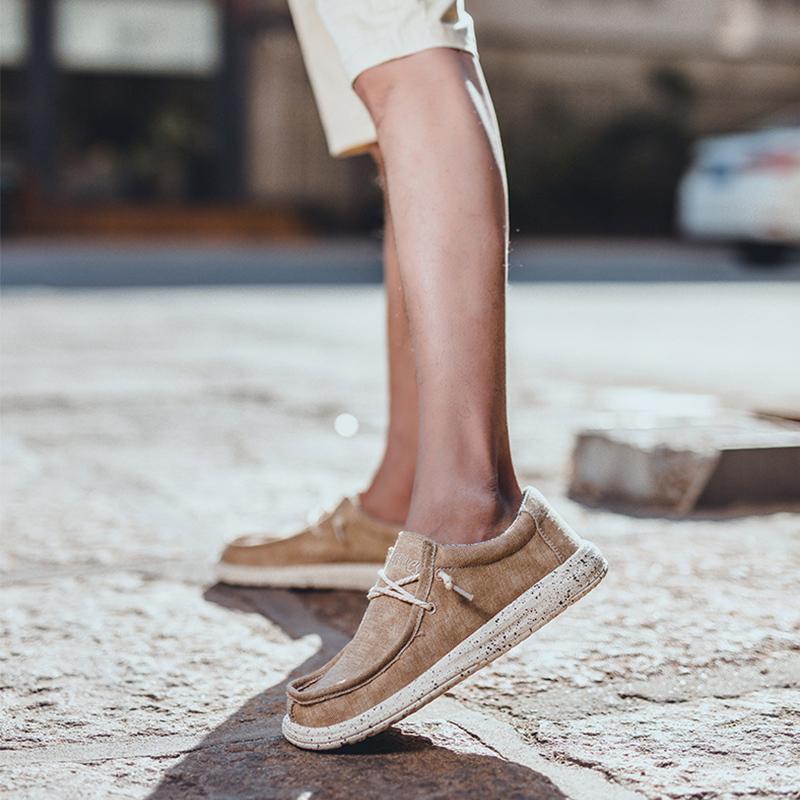 Herr canvas skor i grått med slip-on design, bekväm passform och maskintvättbara. Perfekta för vardagligt bruk.