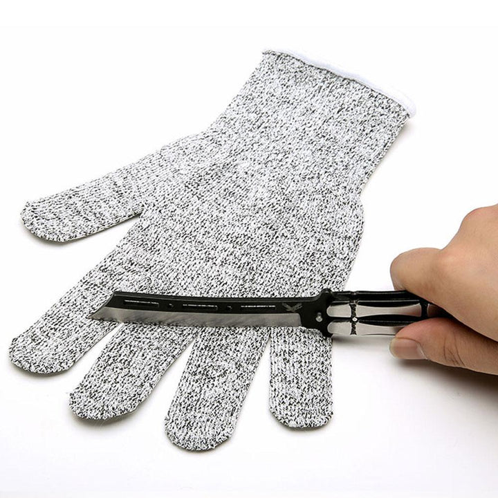 "Grå skärbeständiga handskar i HDPE med ergonomisk design, perfekta för säker matlagning och hantverk."