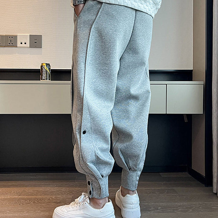 "Grå slim fit träningsbyxor för män i bomull/polyester, eleganta med elastisk midja för stil och komfort."