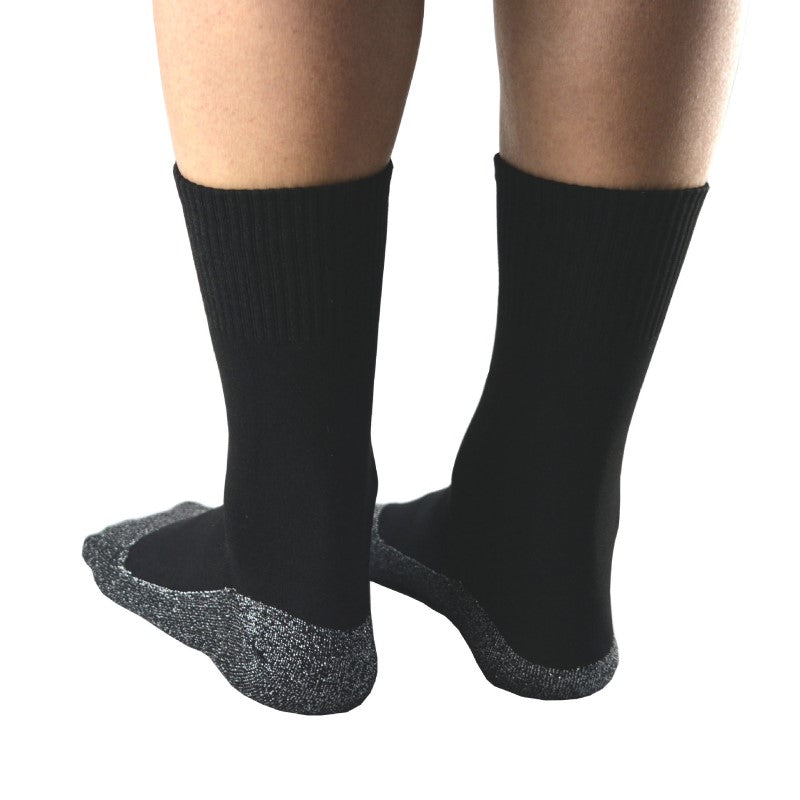 "Grå unisex komfortstrumpor i mjukt material för utomhusaktiviteter, passar under andra strumpor, S/M-L/XL storlekar."