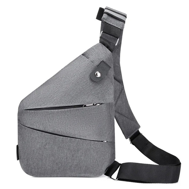 Säkerhetsfokuserad crossbody väska visad i profil för resenären