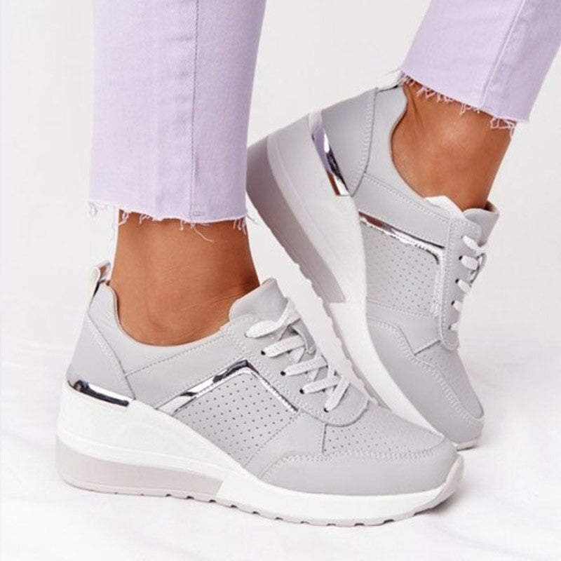 Detaljbild på snörning och mönster på trendiga damernas sneakers för vardag