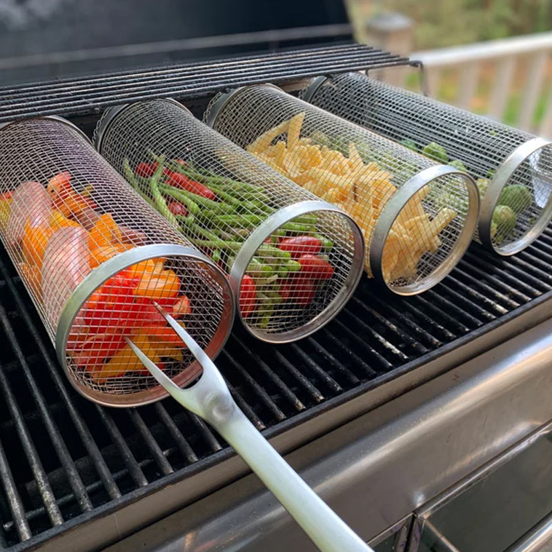 Roterbar grillkorg i rostfritt stål fylld med grönsaker på en grill