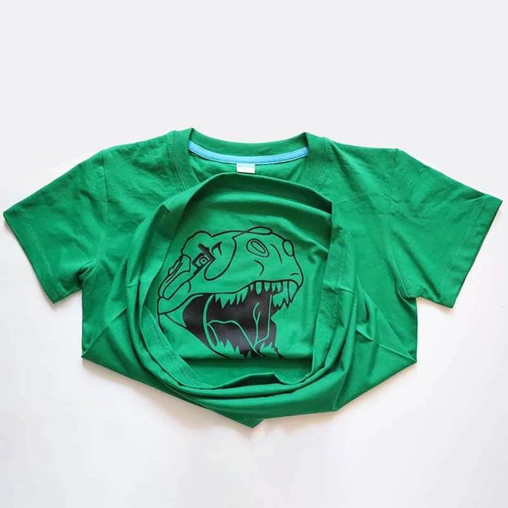 Grön dinosaurie-T-shirt för vuxna och barn med lekfullt T-rex-tryck, idealisk för alla dinosaurieälskare.