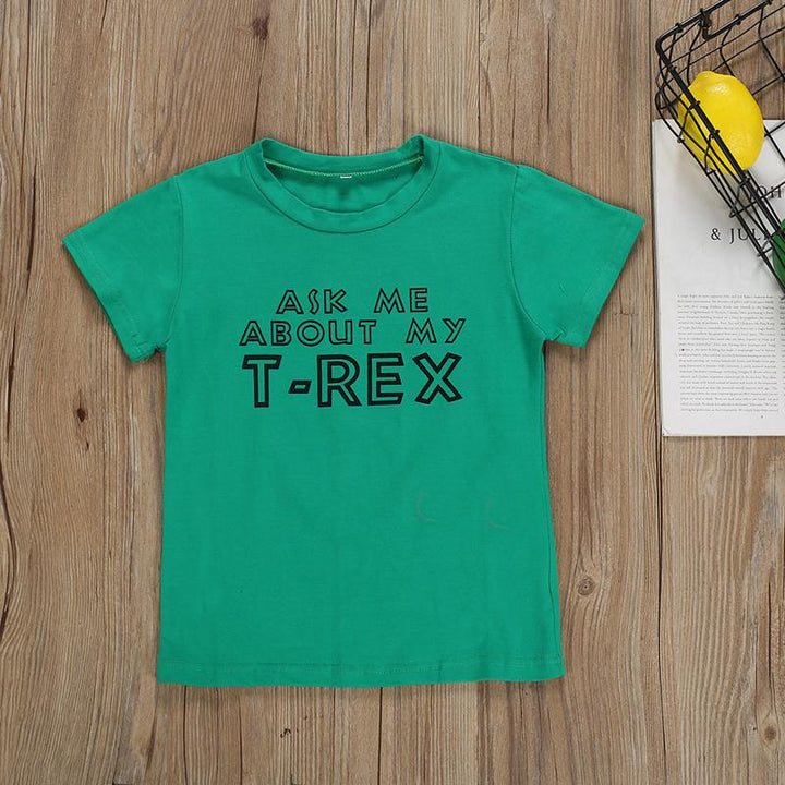 Grön dinosaurie-T-shirt för vuxna och barn med lekfullt T-rex-tryck, idealisk för alla dinosaurieälskare.