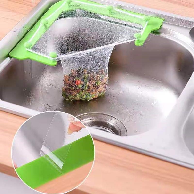 "Grönt triangulärt diskbänkfilter med elastiska nätpåsar, perfekt för kökshörn, effektiv avfallshantering."
