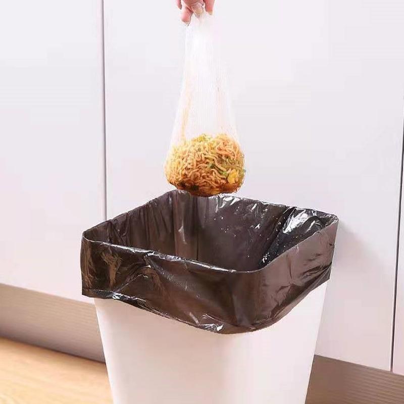 "Grönt triangulärt diskbänkfilter med elastiska nätpåsar, perfekt för kökshörn, effektiv avfallshantering."
