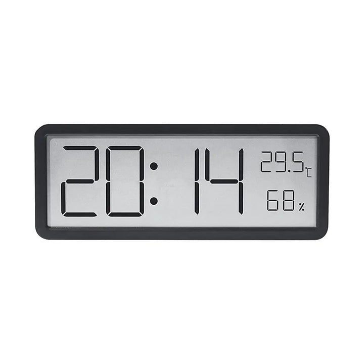 Närbild på digital väggklocka som visar exakt tid, temperatur och datum