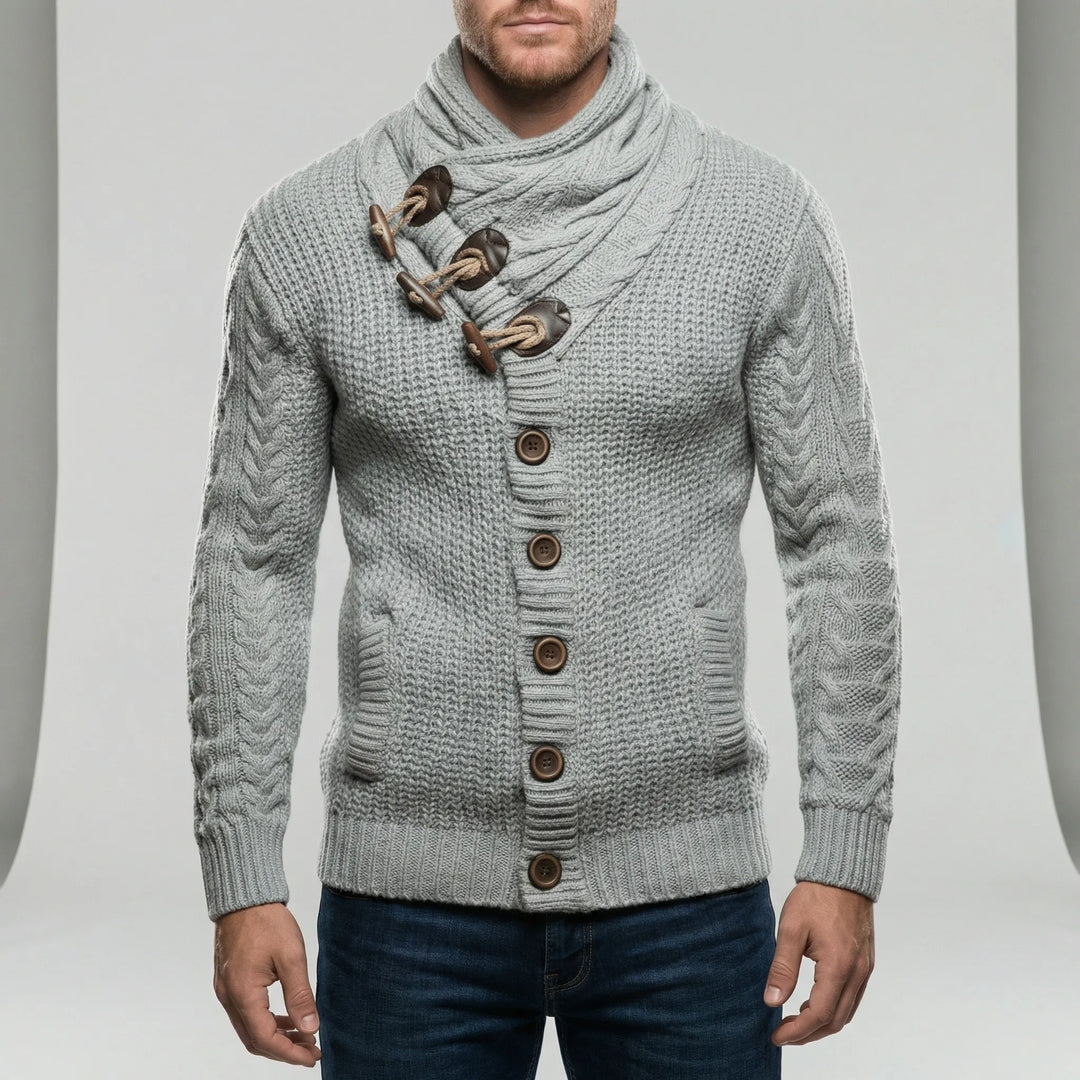 Chunky knit herr cardigan, Nicholas, för en mysig retro look. Grovstickad, varm vardagströja med knappar & komfort.