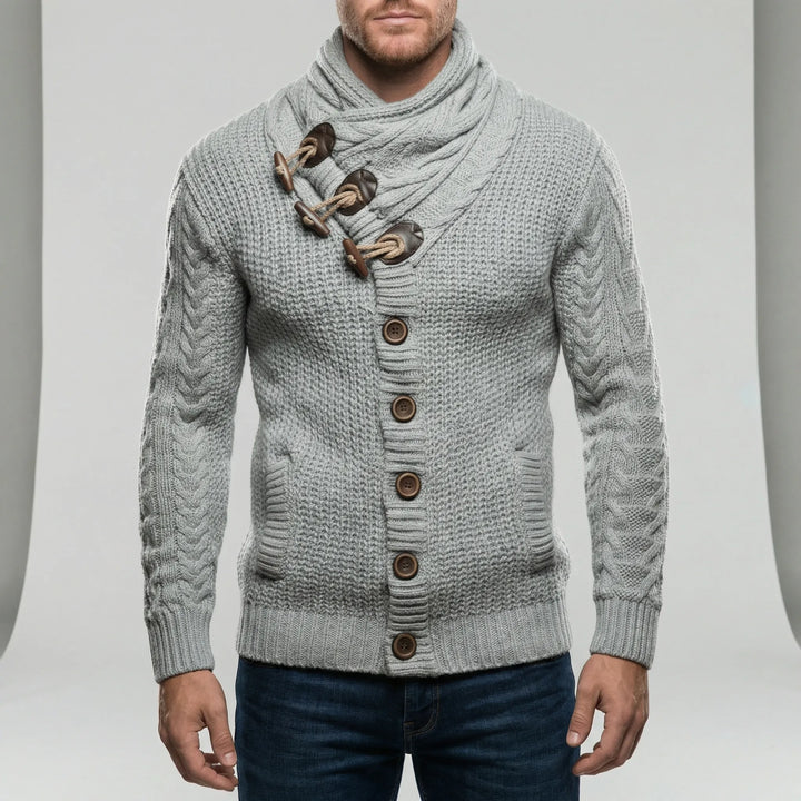 Chunky knit herr cardigan, Nicholas, för en mysig retro look. Grovstickad, varm vardagströja med knappar & komfort.