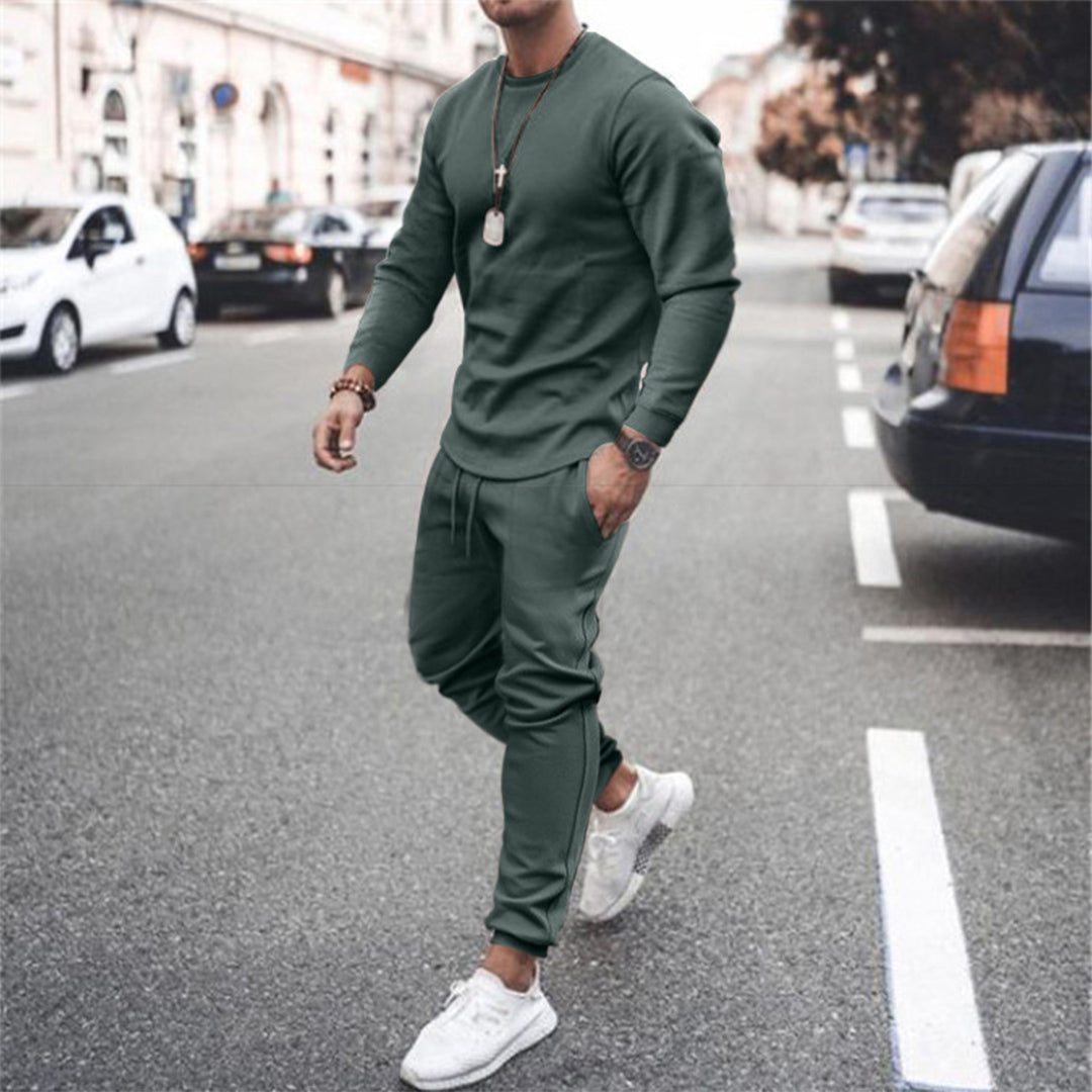 Man i grön joggingdräkt utomhus