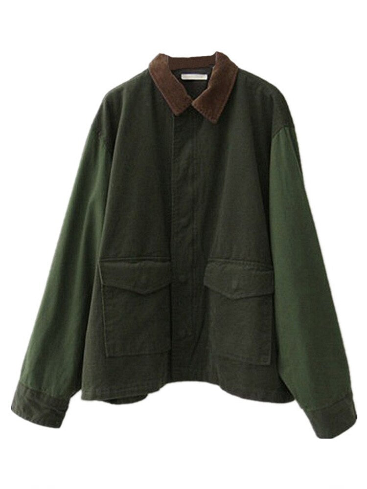 Stilfull armégrön damjacka i oversized modell för höst och vinter
