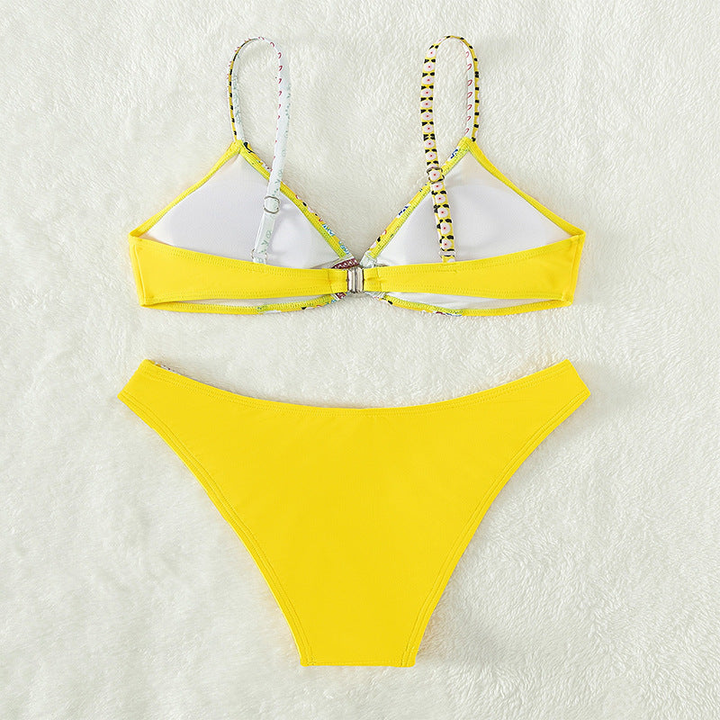 Trendig dam triangelbikini i gult blommigt mönster. Högskuren botten och knappar för strandlook.