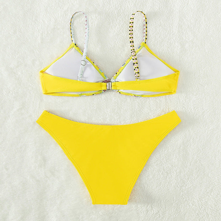 Trendig dam triangelbikini i gult blommigt mönster. Högskuren botten och knappar för strandlook.