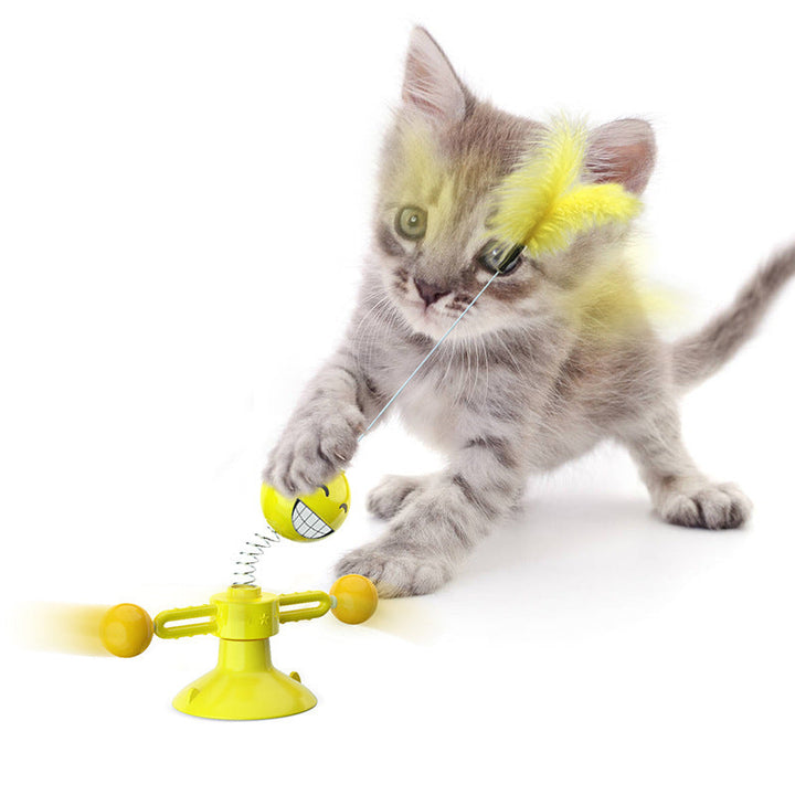Närbild på gul snurrande fjäderboll kattleksak. Interaktiv aktivitetsleksak för din innekatt.