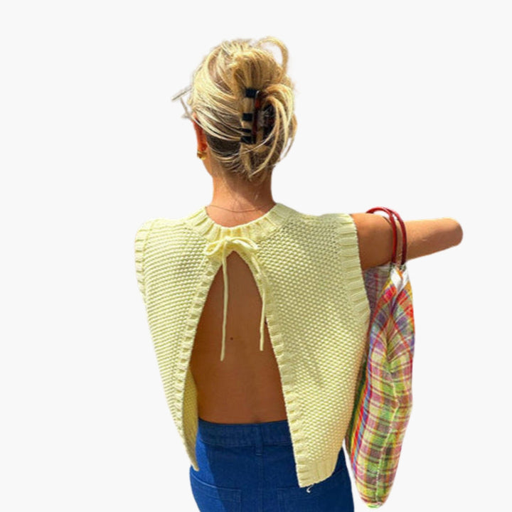 Elegant gul ärmlös damtopp med rund hals och dekorativ snörning bak, idealisk för vår- och sommaroutfits.