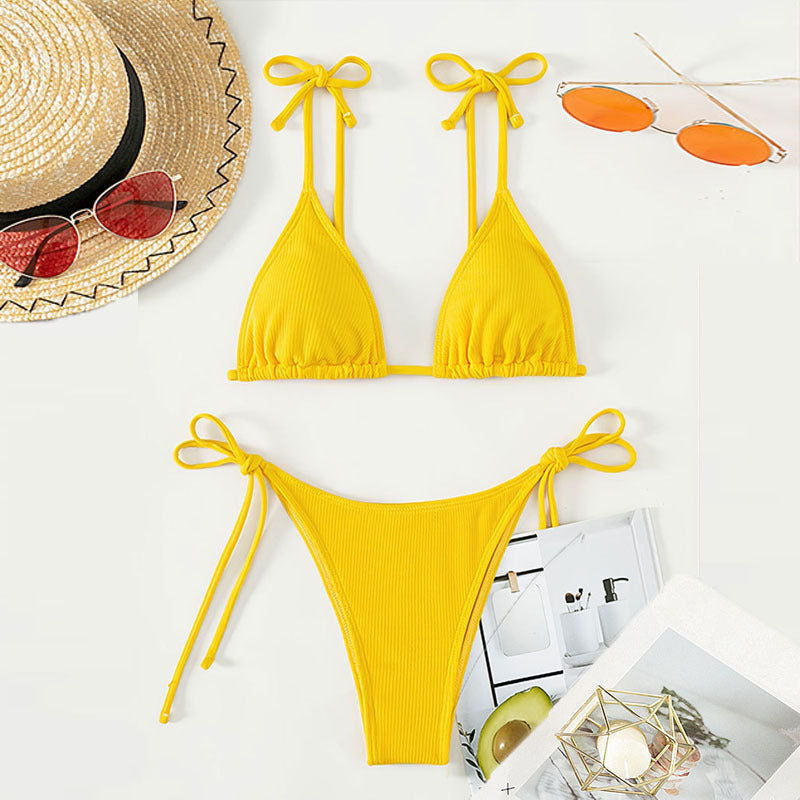 Gul triangel-bikini för dam med justerbara axelband, perfekt för sommar och strandmode.