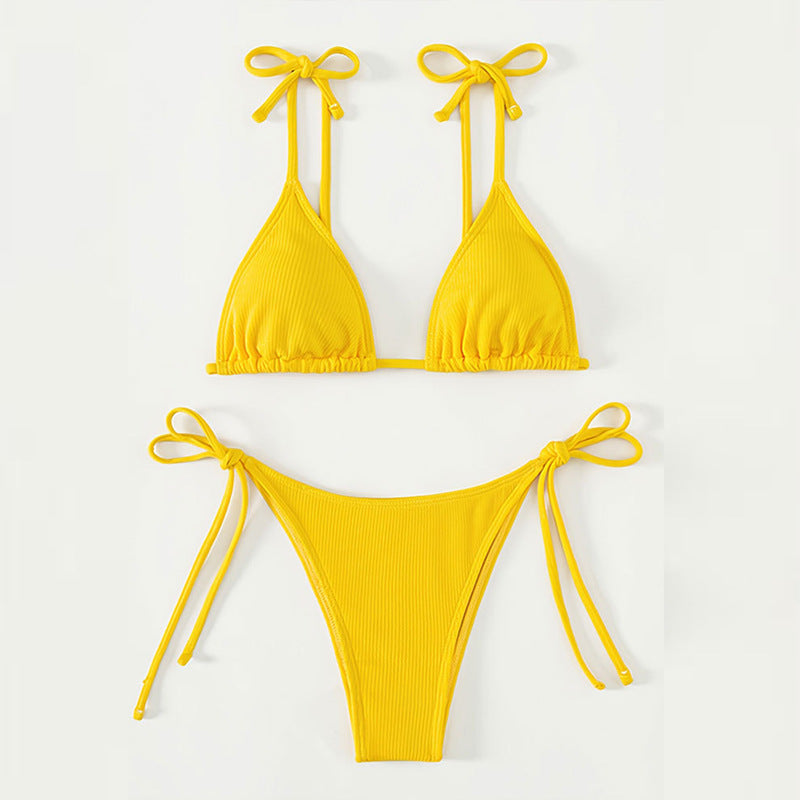 Dam triangel-bikini i gult med hög benöppning, idealisk för soliga dagar och badkläder.