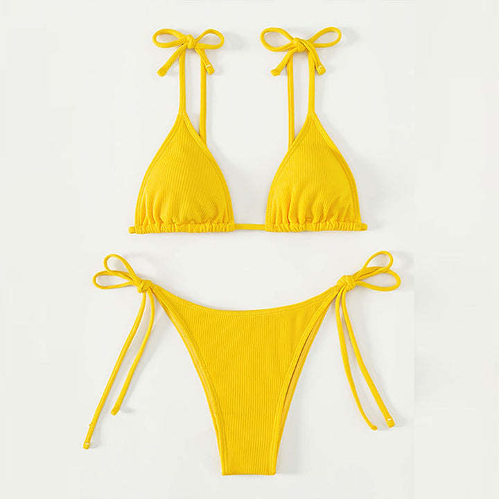 Dam triangel-bikini i gult med hög benöppning, idealisk för soliga dagar och badkläder.