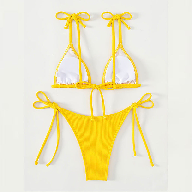 Trendig gul dam-bikini, triangelmodell med justerbara band, perfekt för semestern.