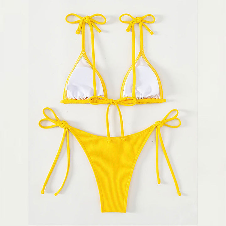 Trendig gul dam-bikini, triangelmodell med justerbara band, perfekt för semestern.