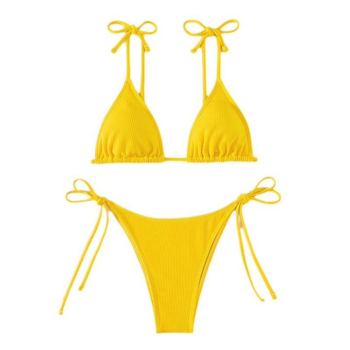 Stilren gul dam-bikini med hög benöppning och justerbara band för en bekväm passform.