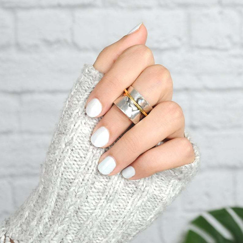 Guldfärgad damring med måne och berg, elegant accessoar med naturtema