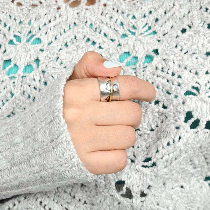 Guldfärgad damring med måne och berg, elegant accessoar med naturtema