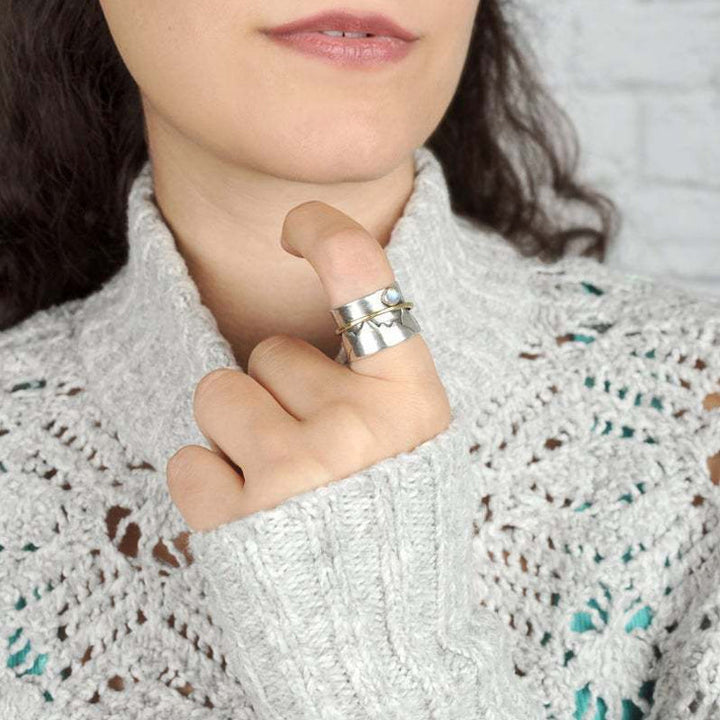 Guldfärgad damring med måne och berg, elegant accessoar med naturtema