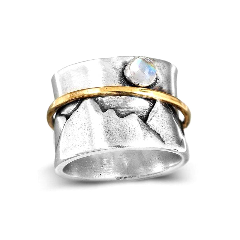 Guldfärgad damring med måne och berg, elegant accessoar med naturtema
