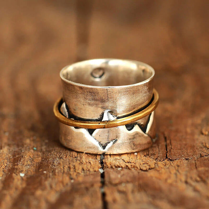 Guldfärgad damring med måne och berg, elegant accessoar med naturtema