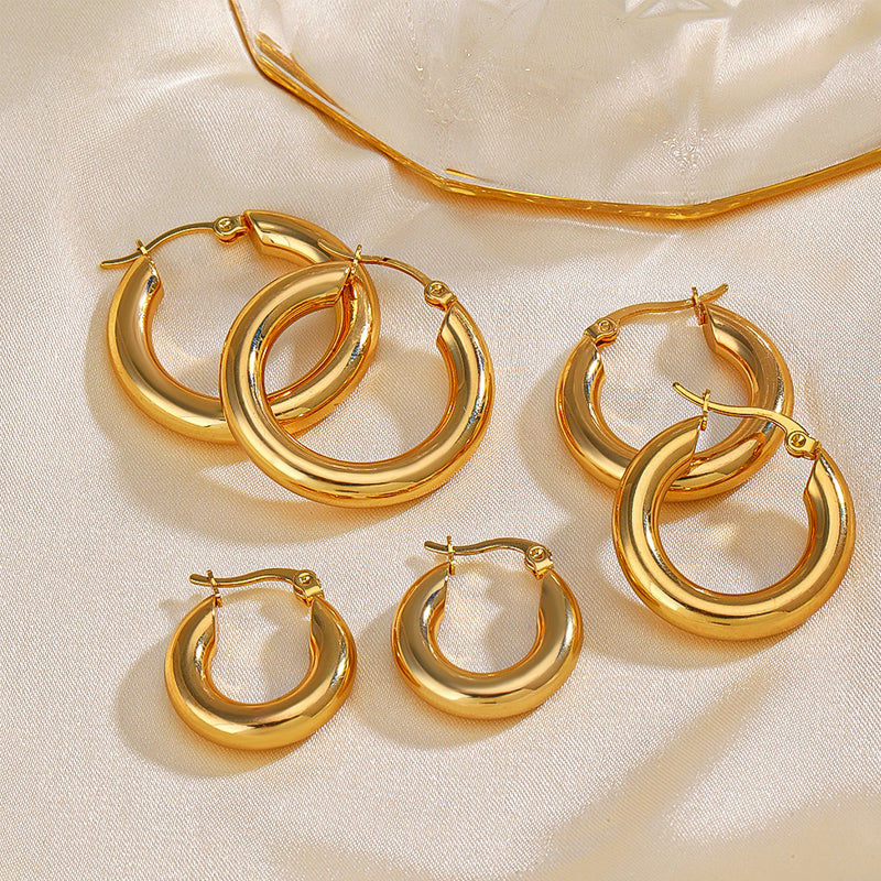 Guldfärgade ringörhängen i rostfritt stål, olika storlekar, elegant look för alla tillfällen och stilpreferenser.
