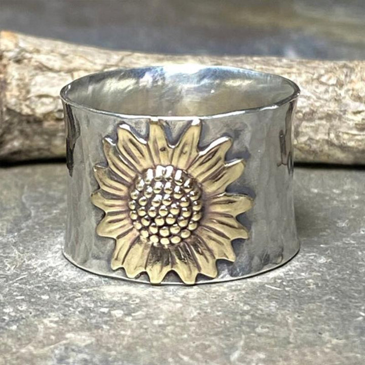 "Gyllene solros bredband ring för dam, elegant design, solrosmotiv, accessoar för alla tillfällen, bred form."