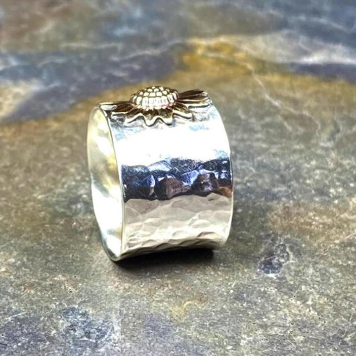 "Gyllene solros bredband ring för dam, elegant design, solrosmotiv, accessoar för alla tillfällen, bred form."