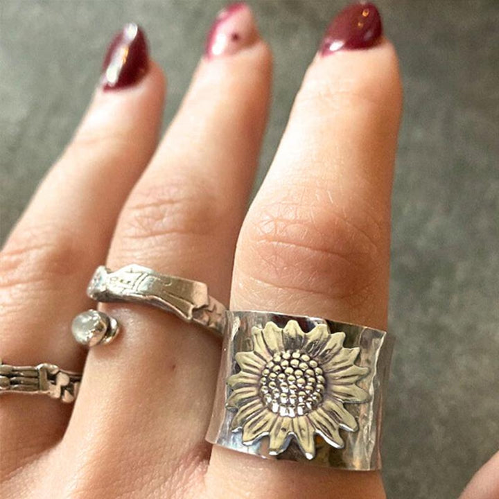 "Gyllene solros bredband ring för dam, elegant design, solrosmotiv, accessoar för alla tillfällen, bred form."